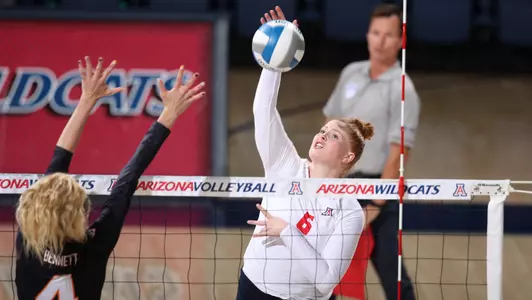 Sophomore outside hitter Katie Smoot (6)