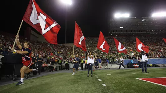 Arizona Cheer running flags versus Oregon