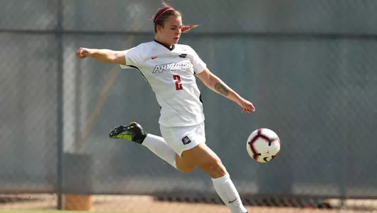 Sophomore midfielder Amanda Porter (2)