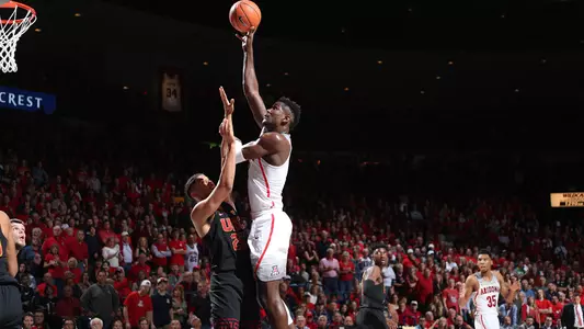 Deandre Ayton shoots a hook shot over USC's Bennie Boatwright.