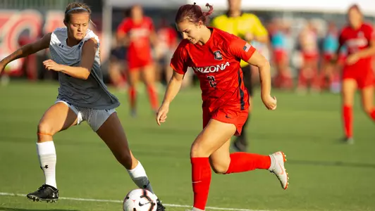 Sophomore forward Amanda Porter (2)