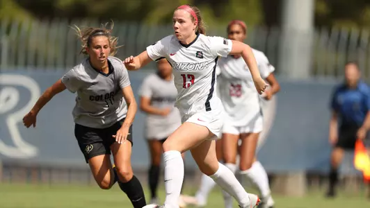Sophomore forward Hannah Clifford (13)
