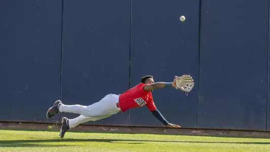 donta williams dives for a catch