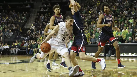 Nico Mannion defends Payton Pritchard in Arizona's game at Oregon.