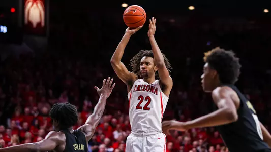 Zeke Nnaji takes a jump shot versus Washington