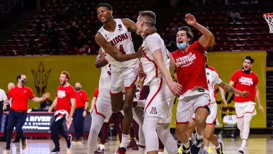 Arizona's team mobs Azoulas Tubelis after his game-winning shot at Arizona State.