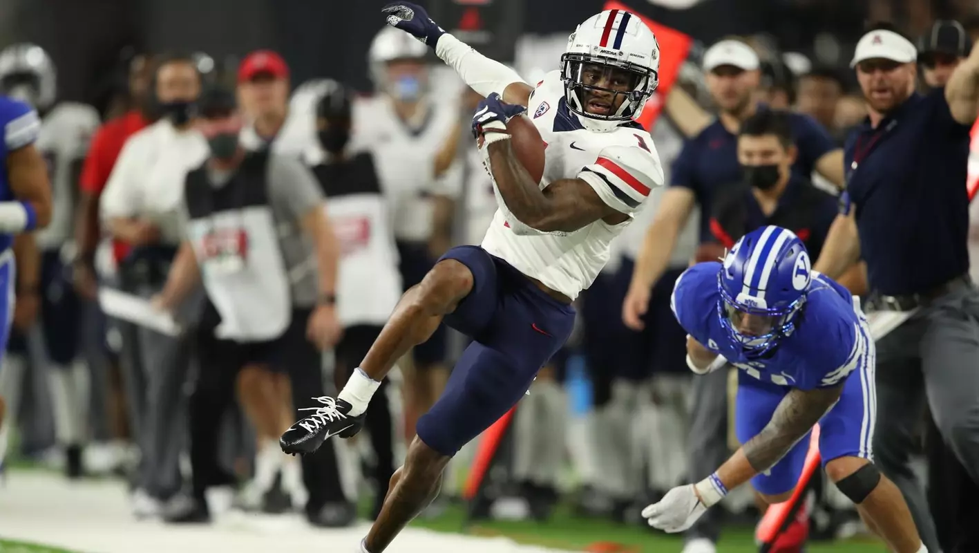 Stanley Berryhill III tight ropes along the sideline versus BYU