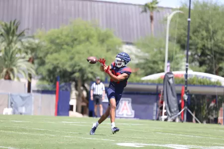 Keyan Burnett catches a pass