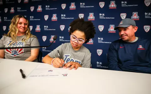 Elise Scoby Signing