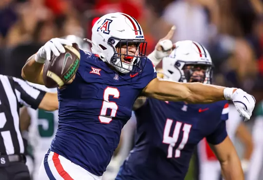 linebacker Taye Brown (6), defensive lineman Julian Savaiianaea (41) — TUCSON, ARIZ. -- Football vs. Hawaii at Arizona Stadium.
Aug. 30, 2025.
Photo by Mike Christy / Arizona Athletics