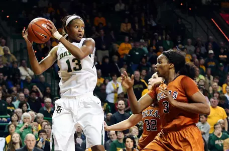 Nina Davis scored 28 points for the Bears.