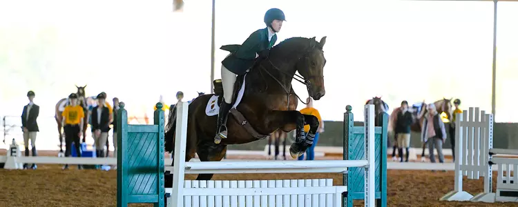 Dominika Silvestri competes in a Fences ride vs TCU in 2022