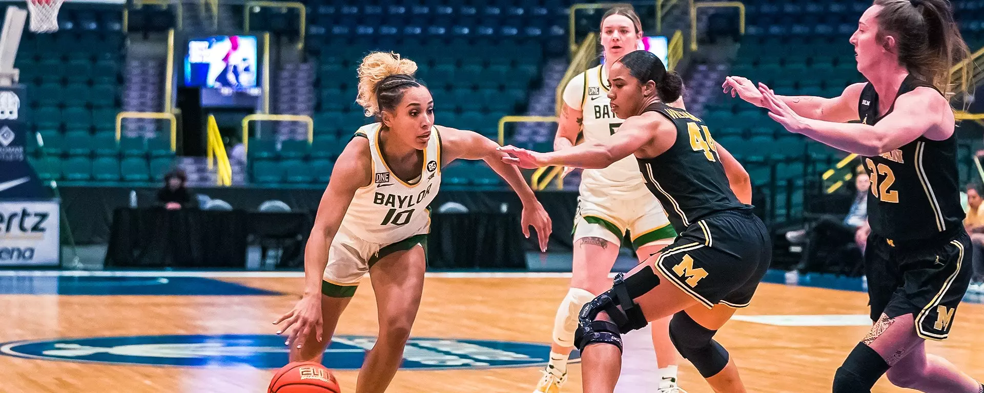 Jaden Owens drives to the hoop against Michigan 2022