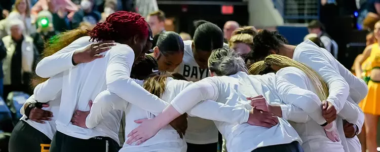 WBB huddles ahead of the matchup with UCONN in Second Round of NCAA Tournament