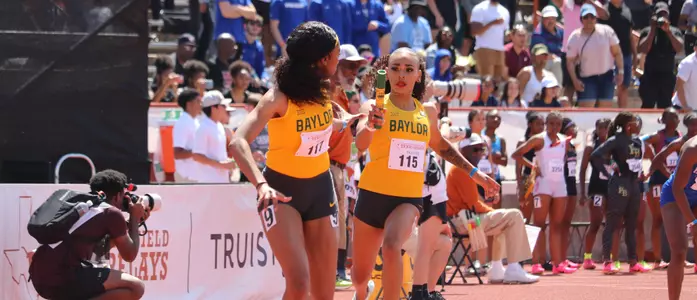 Mariah Ayers and Kavia Francis handoff women's 4x200 at Texas Relays