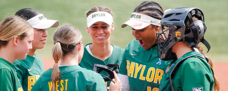 Softball team huddle against Texas State