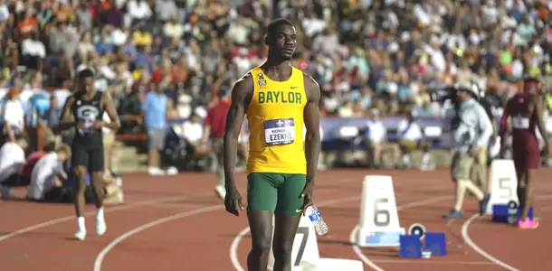 Nate Ezekiel before 400mh 2023 finals