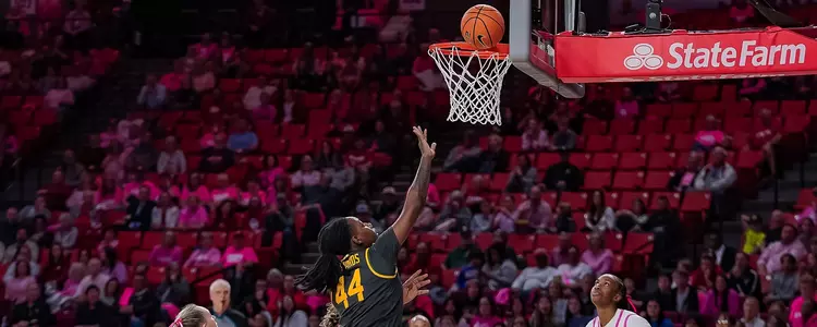 Dre'una Edwards shoots down low at Oklahoma