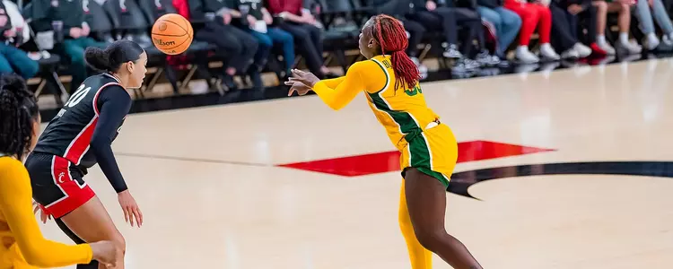 Aijha Blackwell passes against Cincinnati