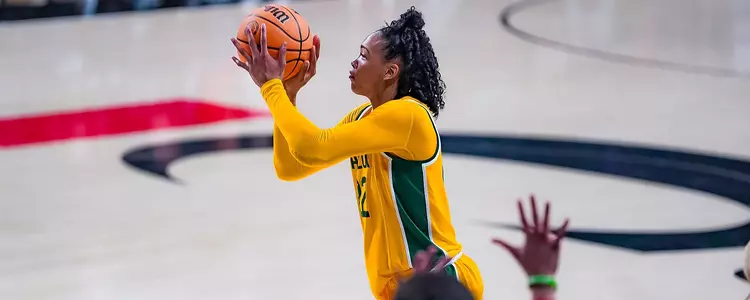Bella Fontleroy shoots against Cincinnati