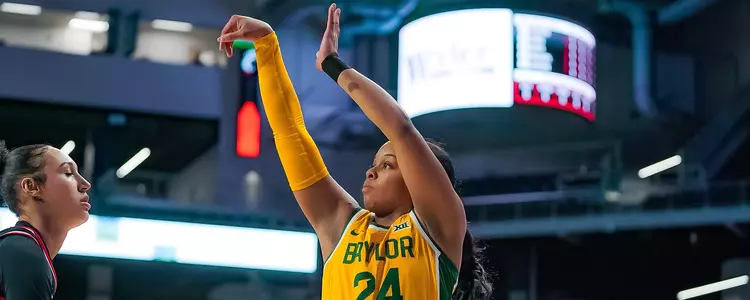 Sarah Andrews shoots against Cincinnati