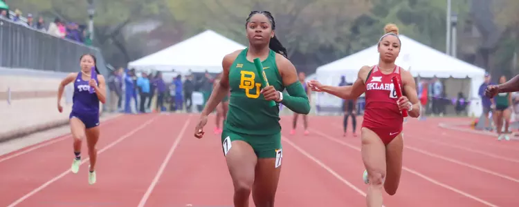 Michaela Francois winning 2024 TCU Alumni Invite 4x100