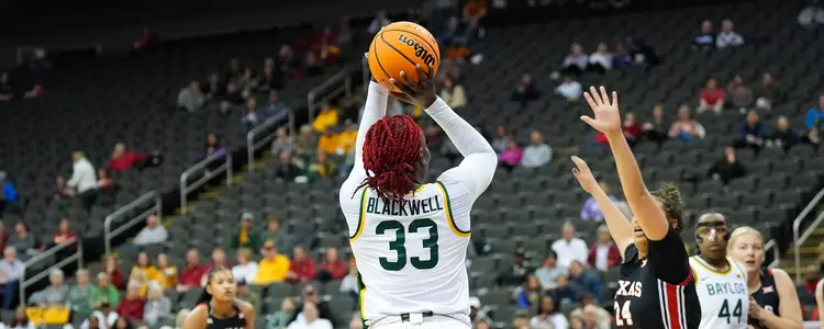 Aijha Blackwell shoots against Texas Tech