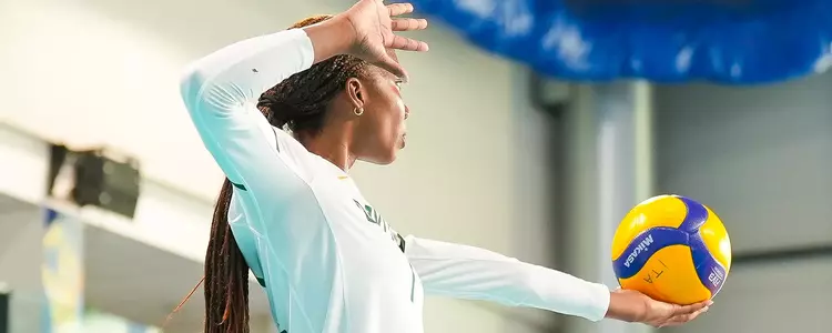 Victoria Davis serves