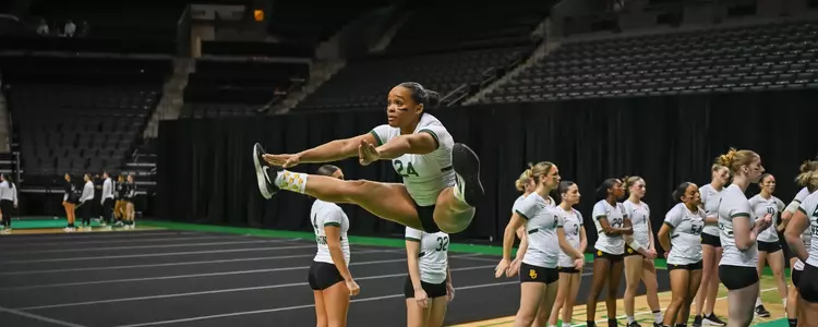 Mariah Polk in a toe-touch at Oregon