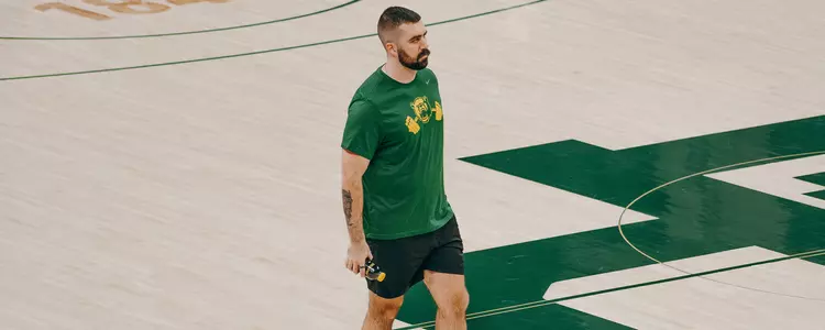 Caleb Krueger pregame on court