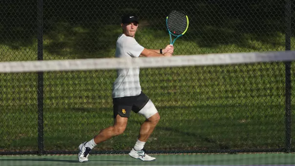 Louis Bowden swinging at ITA Texas Regionals