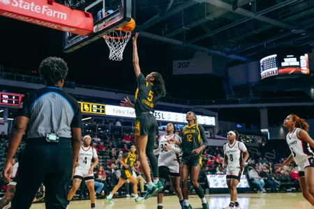 Darianna Littlepage-Buggs layup at Cincinnati