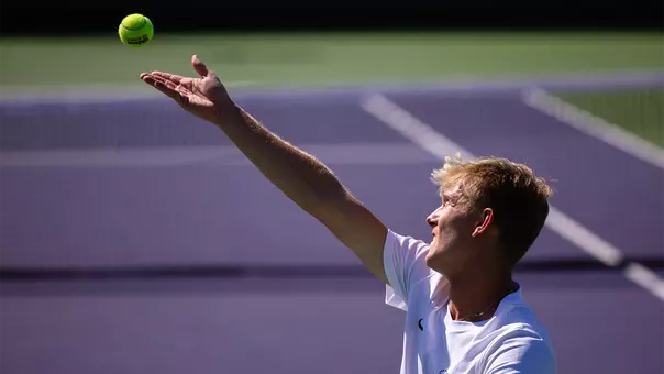 Zsombor Velcz serving