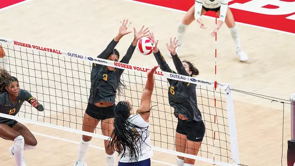 Mya Hemmer and Ksenia Rakhmanchik Block a Georgia Tech Attempt