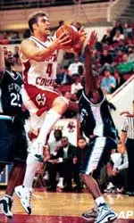 Jonathan Beerbohm's tip-in with 27 seconds left helped Boston
College stave off a furious Miami rally to notch its 11th straight victory with
a 73-72 win Sunday.