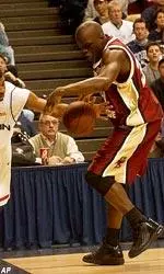 Boston College's Andrew Bryant, right, and Connecticut's Rashad Anderson go for a loose ball in the first half.