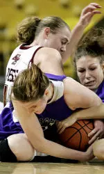 Kathrin Ress battles Niagra's Toni Smalley and Sara Prybyl, right, for a loose ball during the first half.