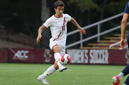 Amos Shapiro-Thompson dribbling the ball at midfield