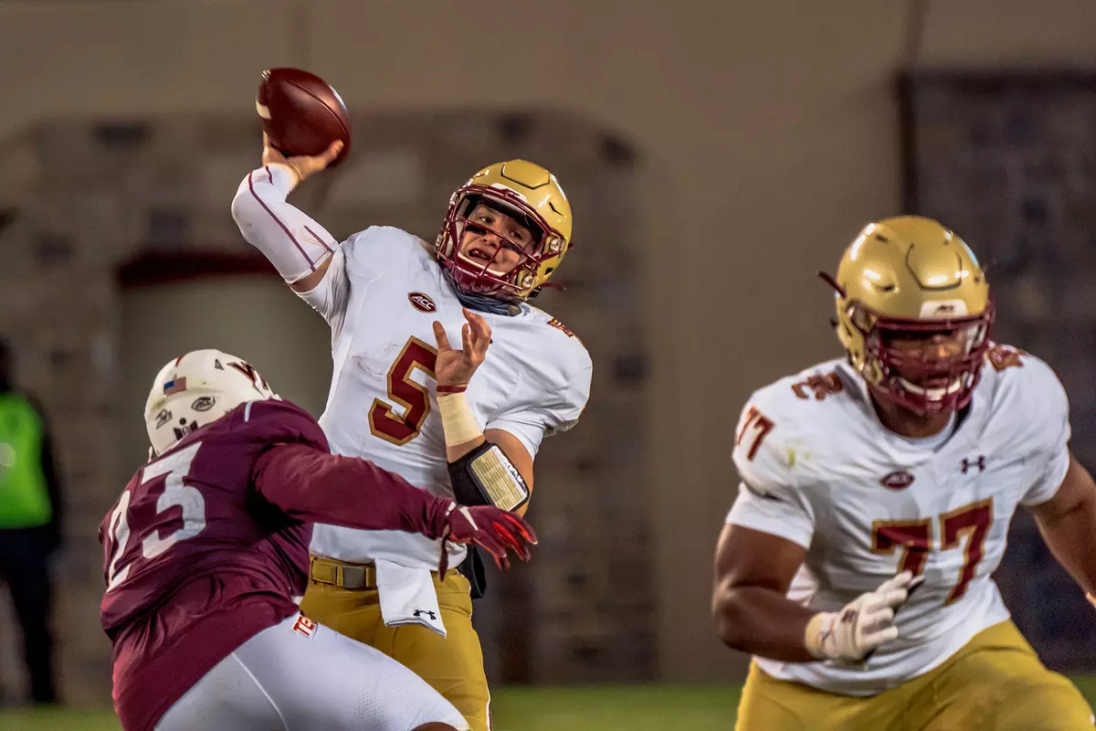 Phil Jurkovec passes at Virginia Tech