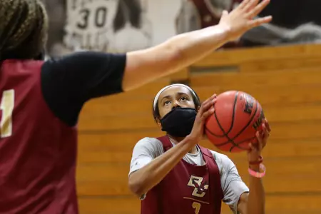 Jaelyn Batts looking to shoot during the first official practice in 2020.