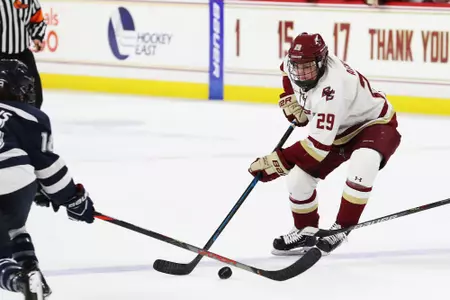 Lindsay Agnew controls the puck against UNH.