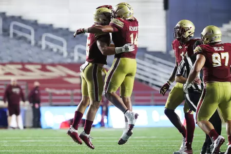 Isaiah McDuffie and Max Richardson celebrate a stop vs. Texas State (Sept. 26, 2020).
