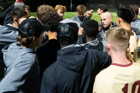 Men's soccer huddles after the Yale game