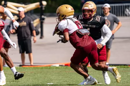 Thomas Castellanos handing off to Treshaun Ward