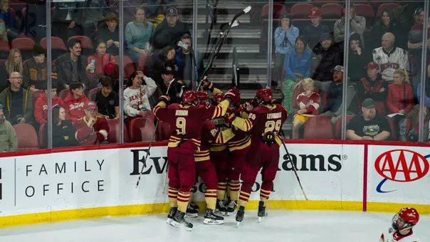 Men's Hockey Celebrates Last Second Equalizer Against Denver