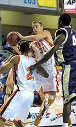 Men's Basketball Falls To Washington, 81-74 Image