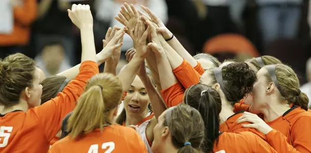 BGSU players team huddle