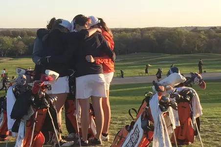 BGSU Women's Golf pre-round team huddle