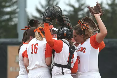 BGSU Softball Huddle April 28 2017