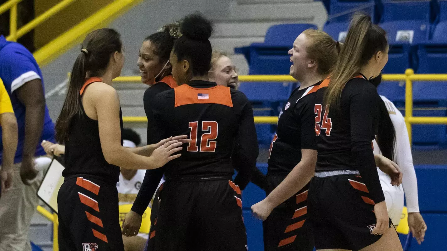 Falcons celebrate win at Morehead State - Dec 19 2020